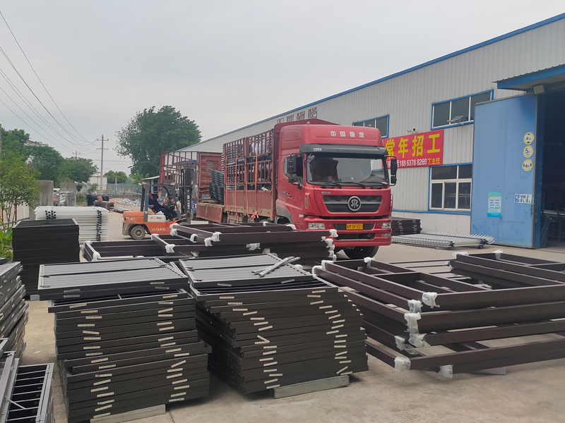 金用護欄2023年5月16日鋅鋼百葉窗裝車發貨！