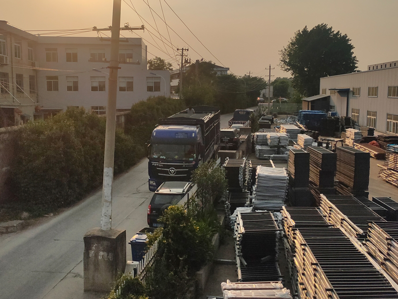 2023年6月16日鋅鋼玻璃護(hù)欄裝車發(fā)貨！