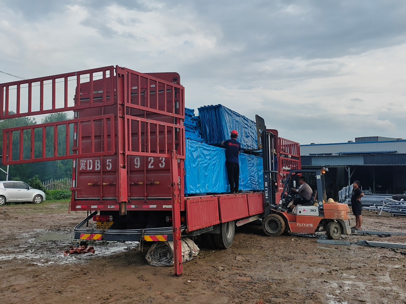 2023年7月21日鋅鋼陽臺護(hù)欄裝車發(fā)貨！