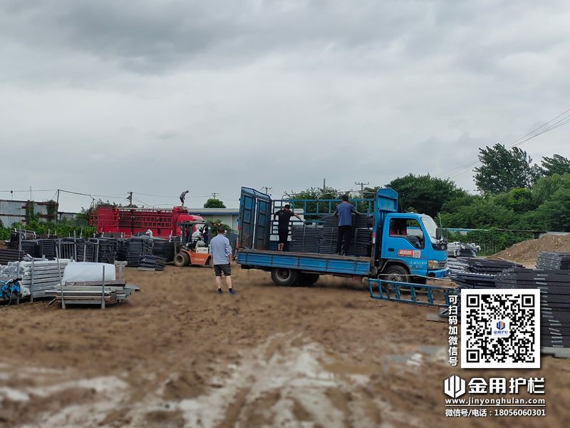 2023年8月2日鋅鋼飄窗欄桿裝車(chē)發(fā)貨！