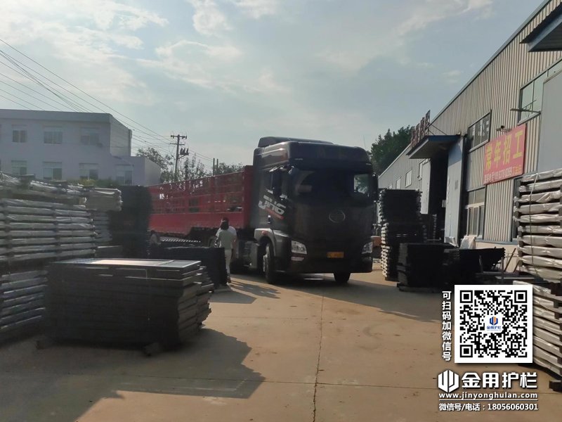 2023年8月4日鋅鋼連廊欄桿裝車發(fā)貨！