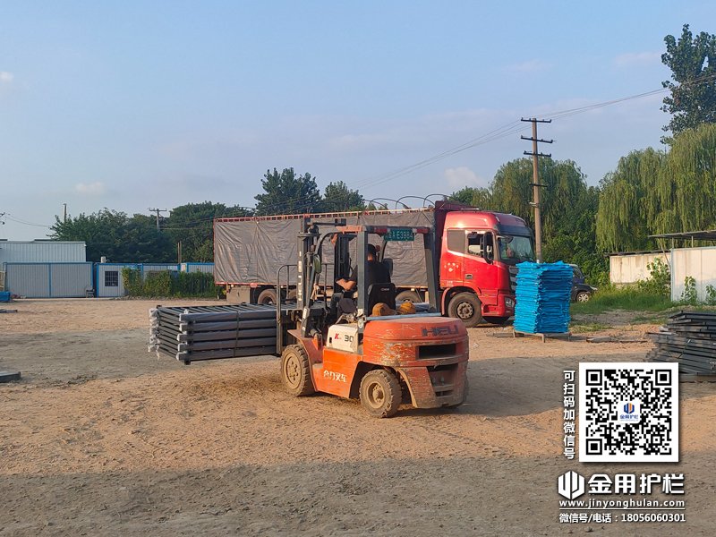 2023年8月11日鋅鋼連廊欄桿裝車發貨！