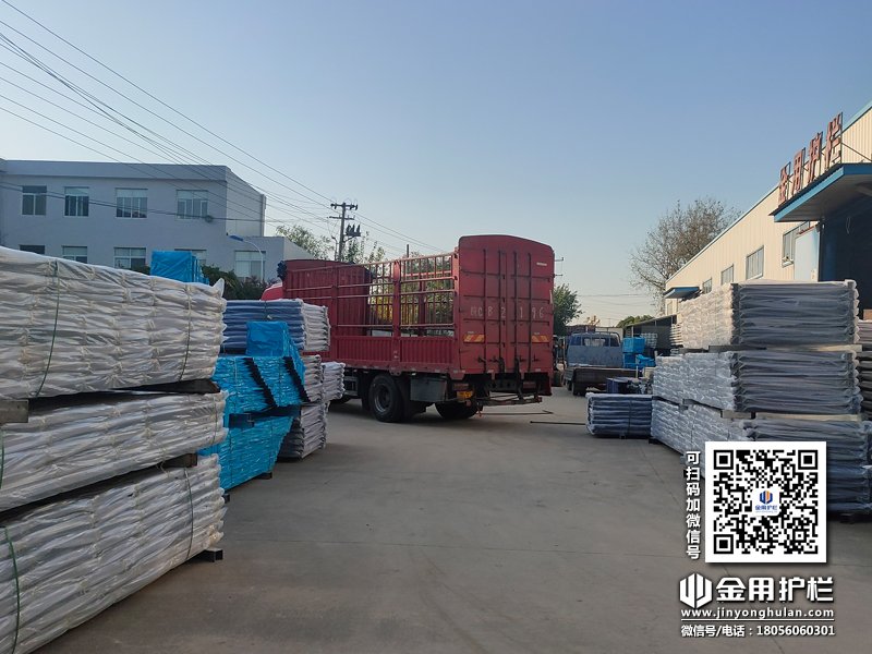 2023年11月7日鋅鋼陽(yáng)臺(tái)護(hù)欄裝車(chē)發(fā)貨！