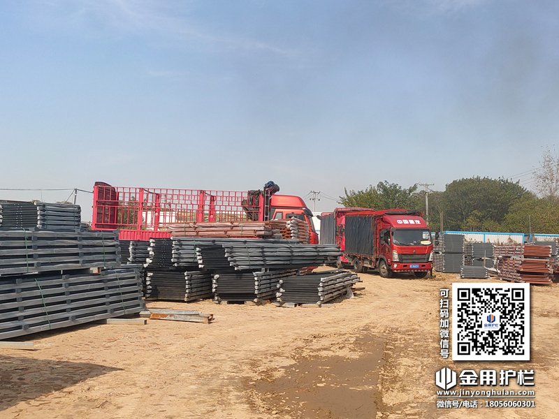 2023年11月8日鋅鋼連廊欄桿裝車發(fā)貨！