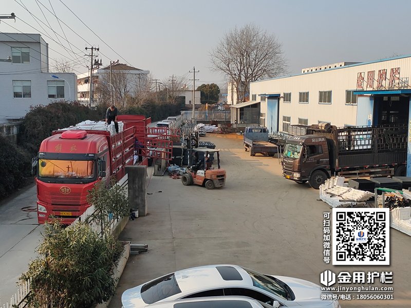 2024年1月6日鋅鋼空調(diào)護欄裝車發(fā)貨! 2024年1月6日鋅鋼空調(diào)護欄裝車發(fā)貨!