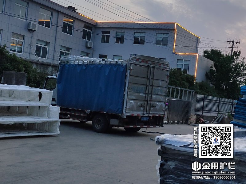 2024年5月20日鋅鋼飄窗欄桿裝車發貨！