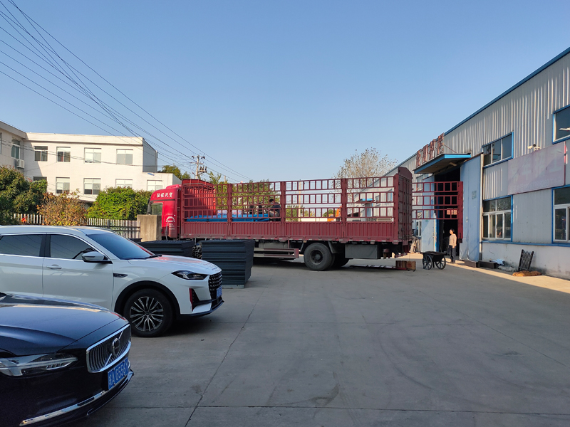 2024年11月7日鋅鋼連廊欄桿裝車發貨! 2024年11月7日鋅鋼連廊欄桿裝車發貨!