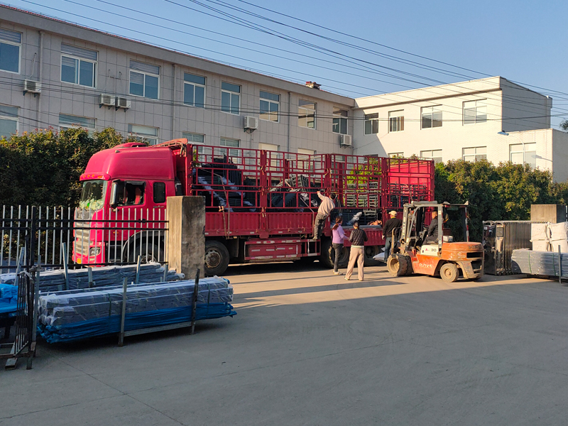 2024年12月3日鋅鋼飄窗欄桿裝車發(fā)貨! 2024年12月3日鋅鋼飄窗欄桿裝車發(fā)貨!